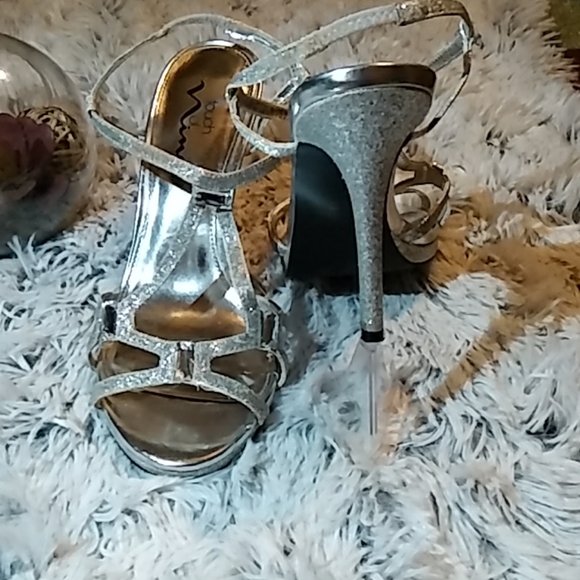 Heels - Picture 2 of 3